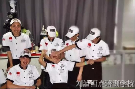 【毕业了】在刘清蛋糕西点培训学校，他们留下欢声和笑语，也留下了感动和泪水！
