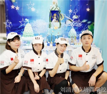 刘清蛋糕西点培训学校学子又一新推力作翻糖甜品台