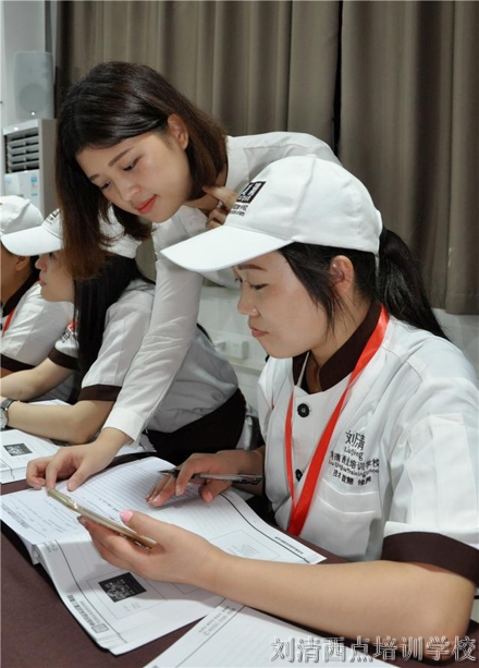 1张纸条告诉您，为什么大家都选这家西点培训学校！