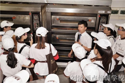 学西点哪里好？怎能错过独家的开店实战特训营呢