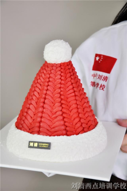 【蛋糕西点培训学校】揭秘如何才能快速要来一顶圣诞帽？