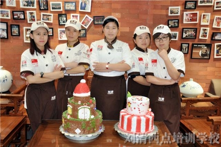 【蛋糕西点培训学校】揭秘如何才能快速要来一顶圣诞帽？