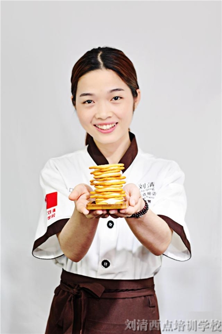 刘清烘焙西点培训学校学员手中的牛轧饼干，现在已经卖疯啦!